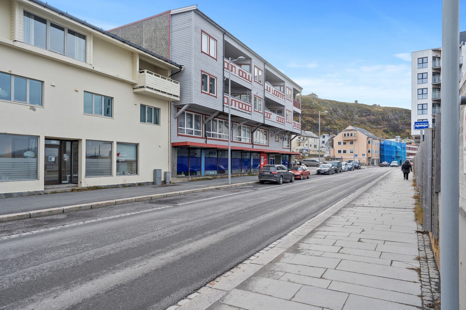 Velkommen på visning til denne innholdsrike 4-roms sentrumsleiligheten med 2 bad, badstue og romslig kjøkken - Strandgata 55! Galleribilde