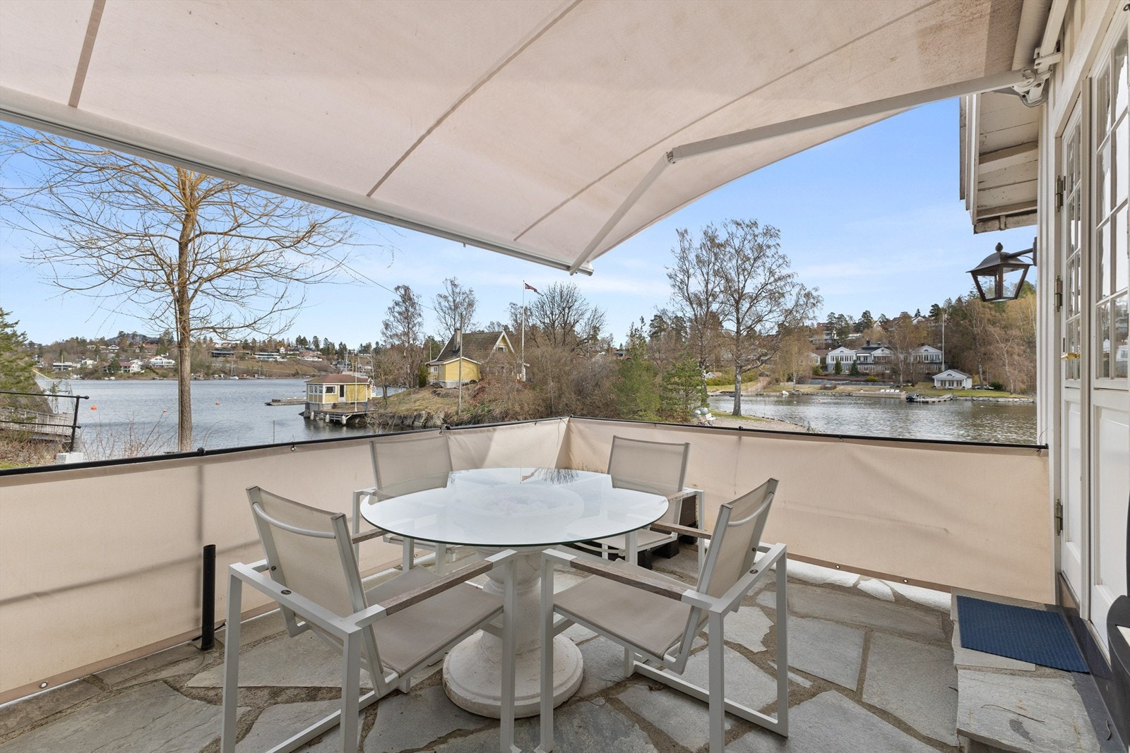 Her er det montert levegger og en stor markise. Galleribilde