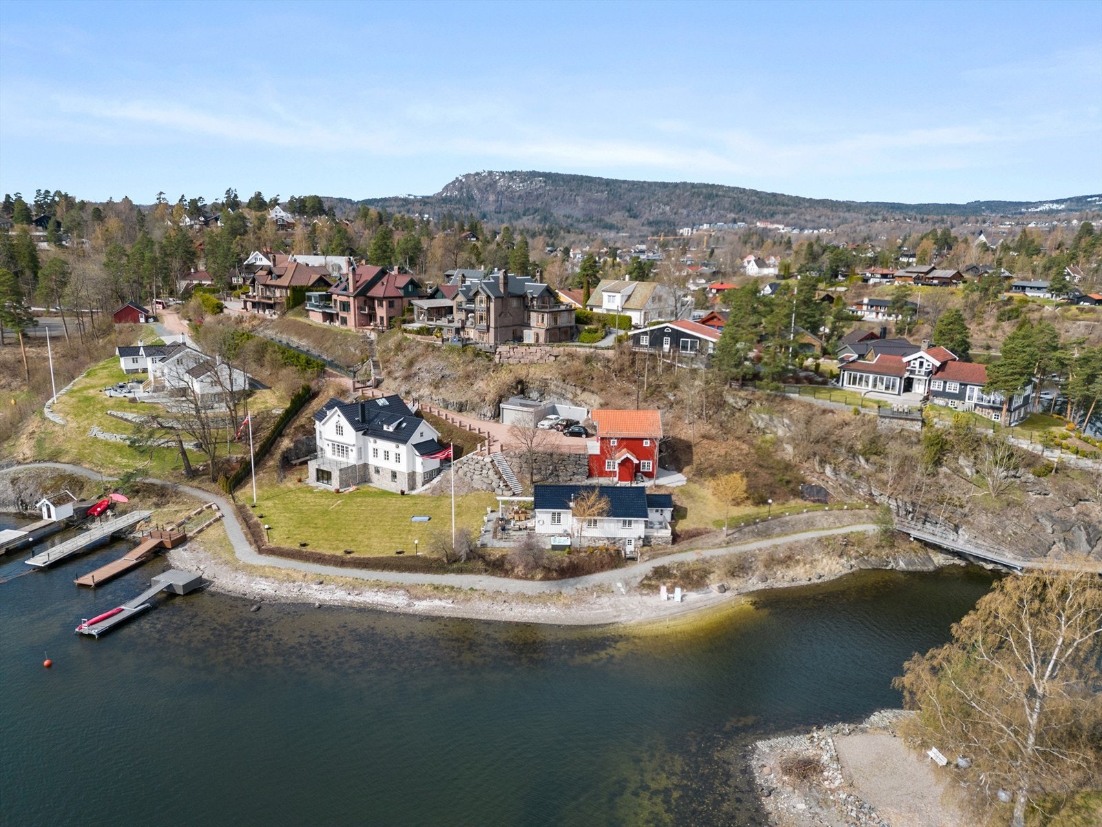 I tillegg til hovedhuset har du en dobbelgarasje med stue, soverom og bad i underetasjen. Galleribilde