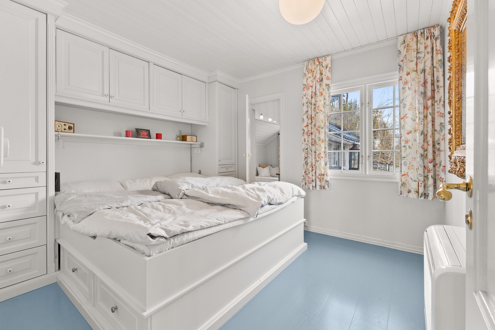 Hovedhuset har to soverom. Hovedsoverommet er av god størrelse og her er det en innebygget dobbeltseng med garderobeskap på sidene og veggen over. Fra dette soverommet er det videre adkomst til soverom to. Galleribilde