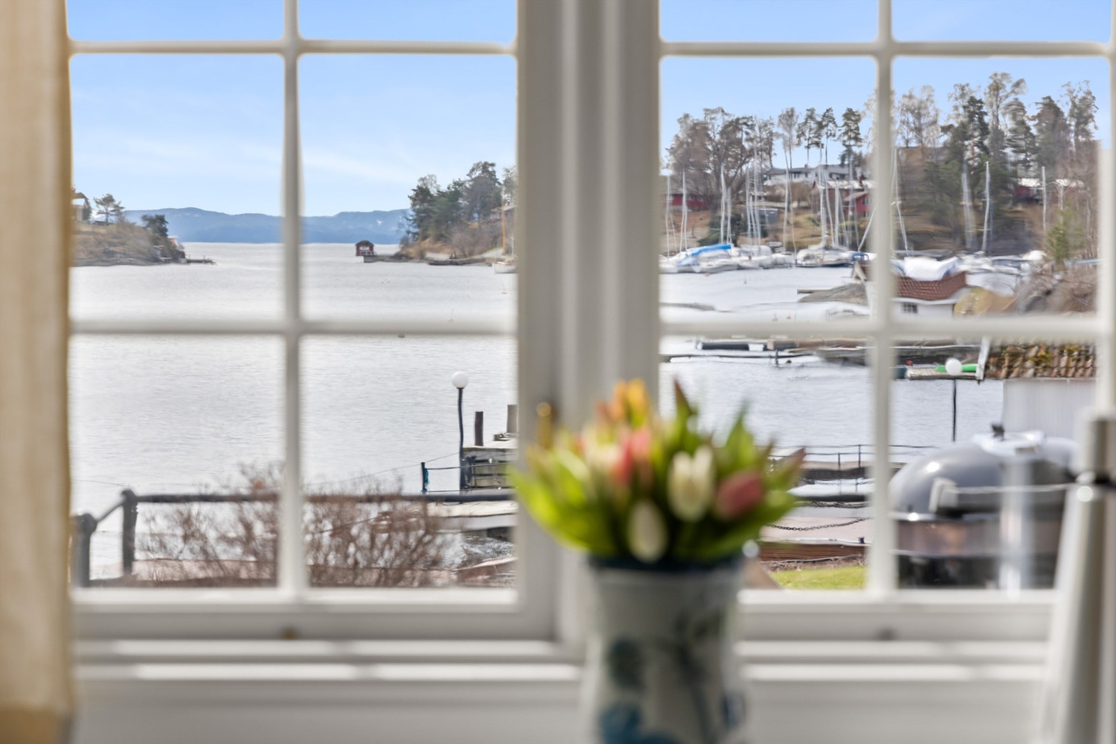 Herfra har du nydelig utsikt til fjorden. Galleribilde