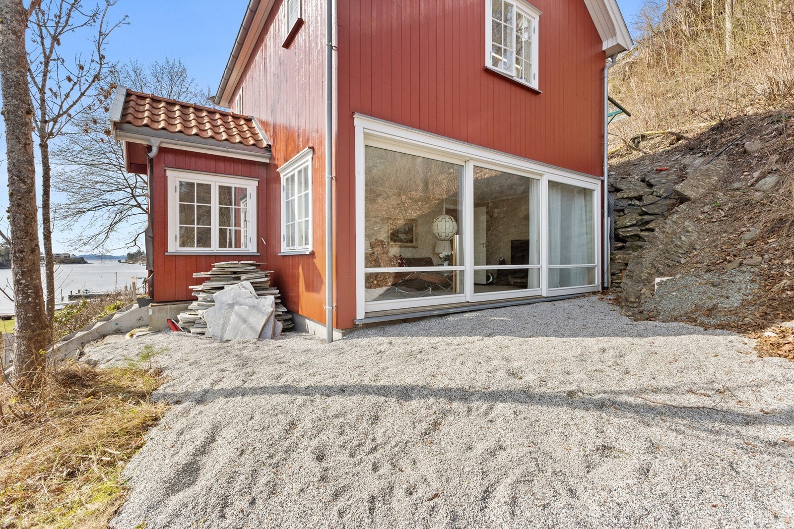 I underetasjen av garasjen er det innredet med stue, soverom og bad. Galleribilde