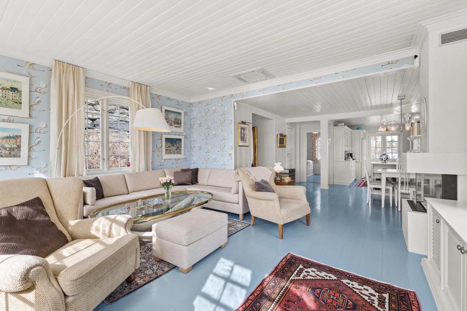 Mot dørene til uteplassen er stuedelen. Her er det plass til en hjørnesofa og noen lenestoler. Galleribilde