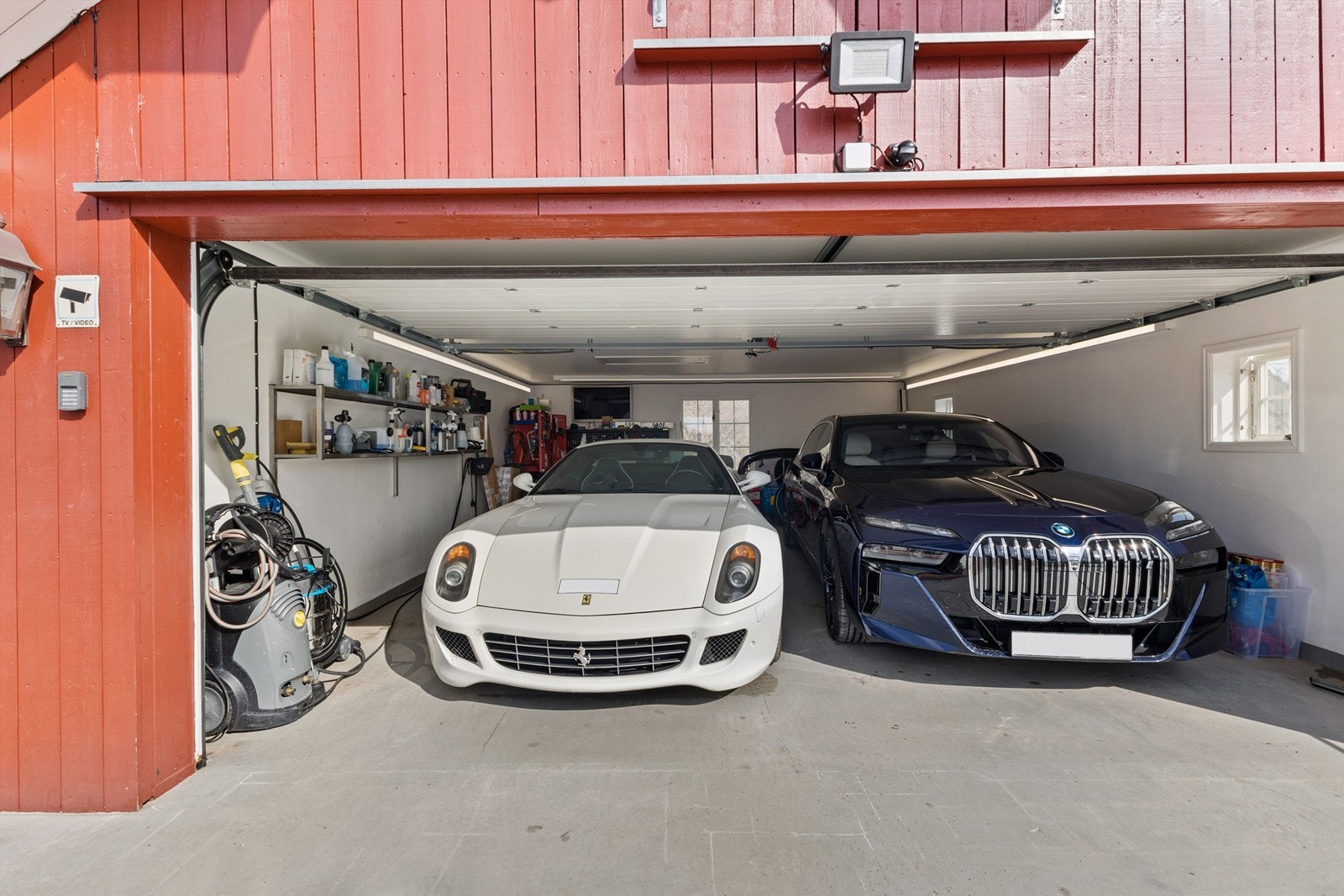 Parkering for to bilen i dobbegarasje med elektrisk port. Det er montert ladestasjoner for elbil i garasjen. I tillegg er det parkering i carport og på gårdsplassen. Galleribilde