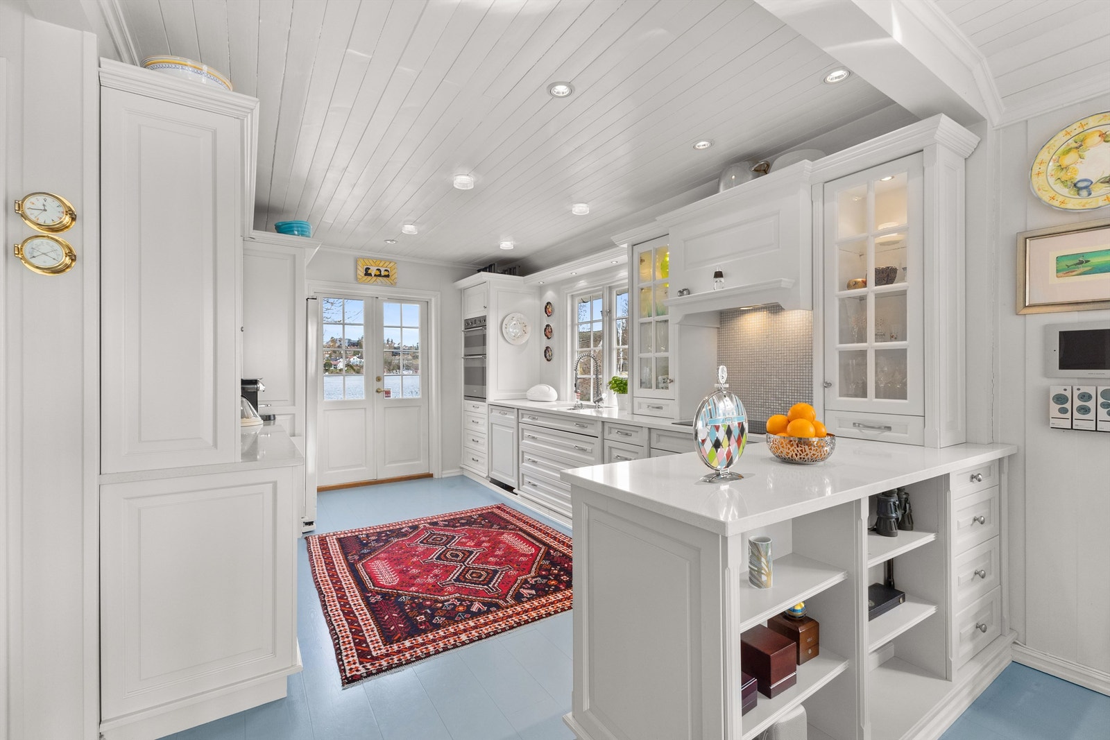 Kjøkkenet har mye oppbevaringsplass i skuffer og skap. Det er barløsning ut mot spisestuen og dør ut til terrassen. Galleribilde