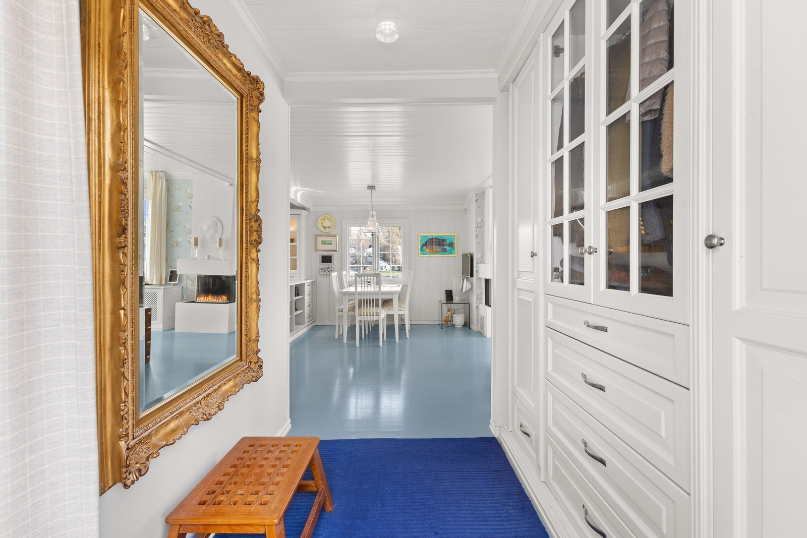 Entré med integrerte garderobeskap. Her er det både mulighet for oppheng av jakker og lagring i skuffer. Galleribilde