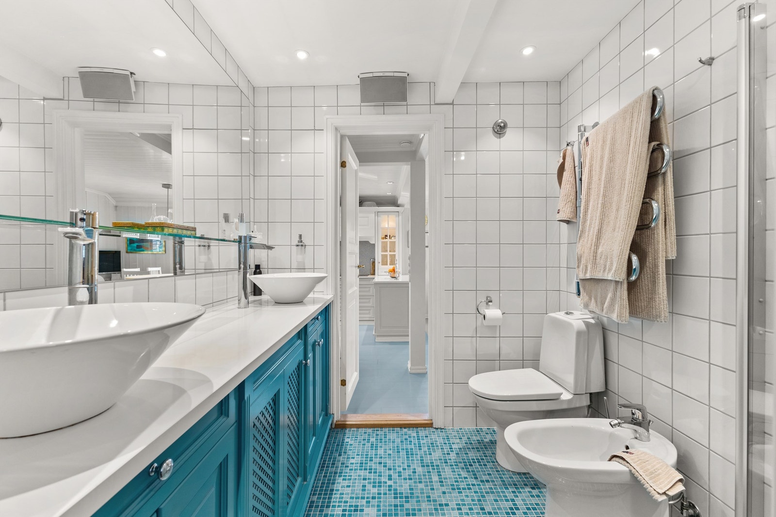 Badet har elektriske varmekabler og malt himling med downlights. Galleribilde