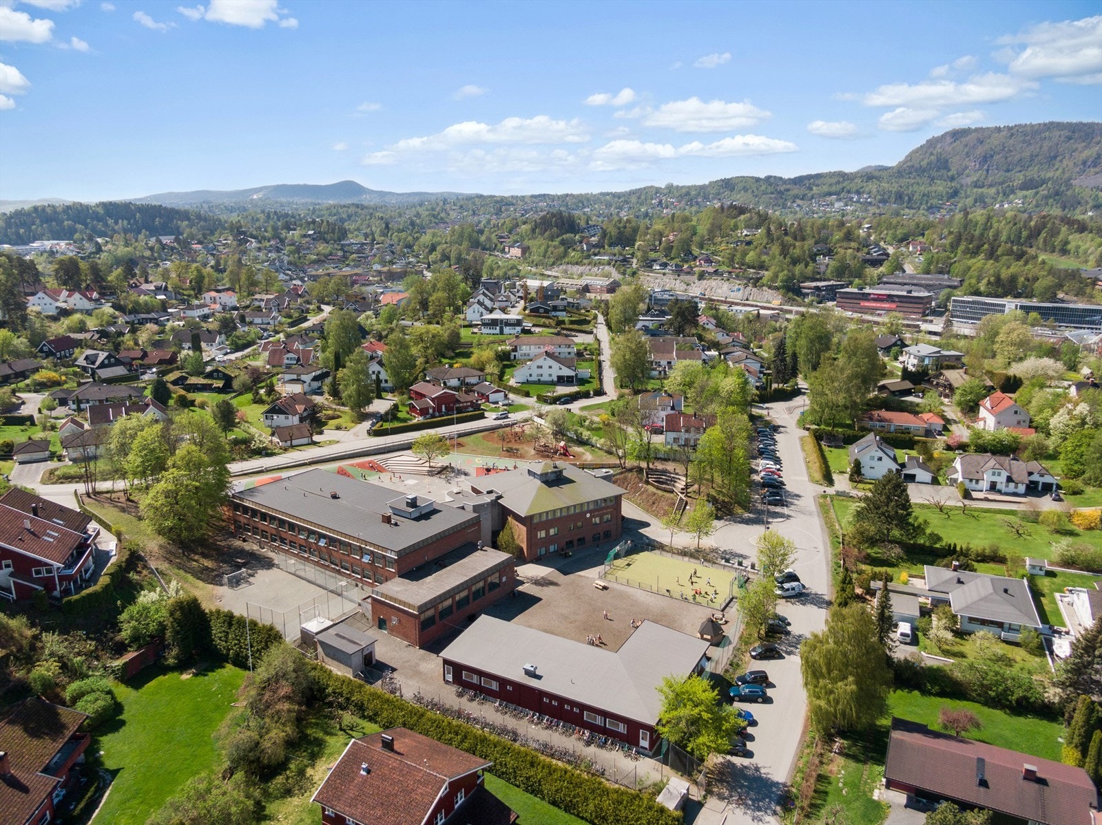 Eiendommen sogner til Mellom-Nes barneskole og Landøya ungdomsskole. Steinerskolen ligger og rett i nærheten. Galleribilde