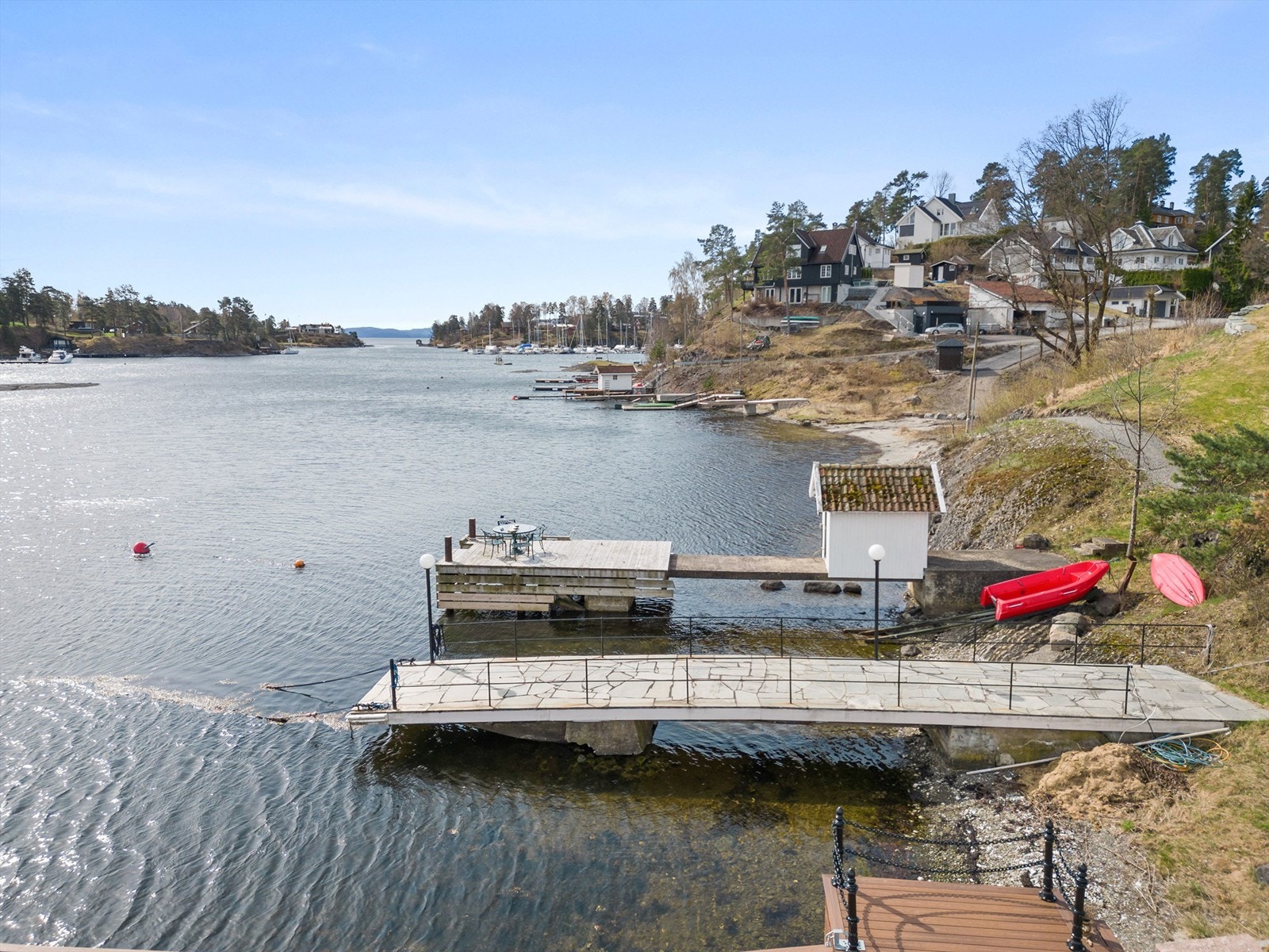Eiendommen deler en privat strandparsell med naboen. Her er det strandlinje og brygge med båtplass. Galleribilde