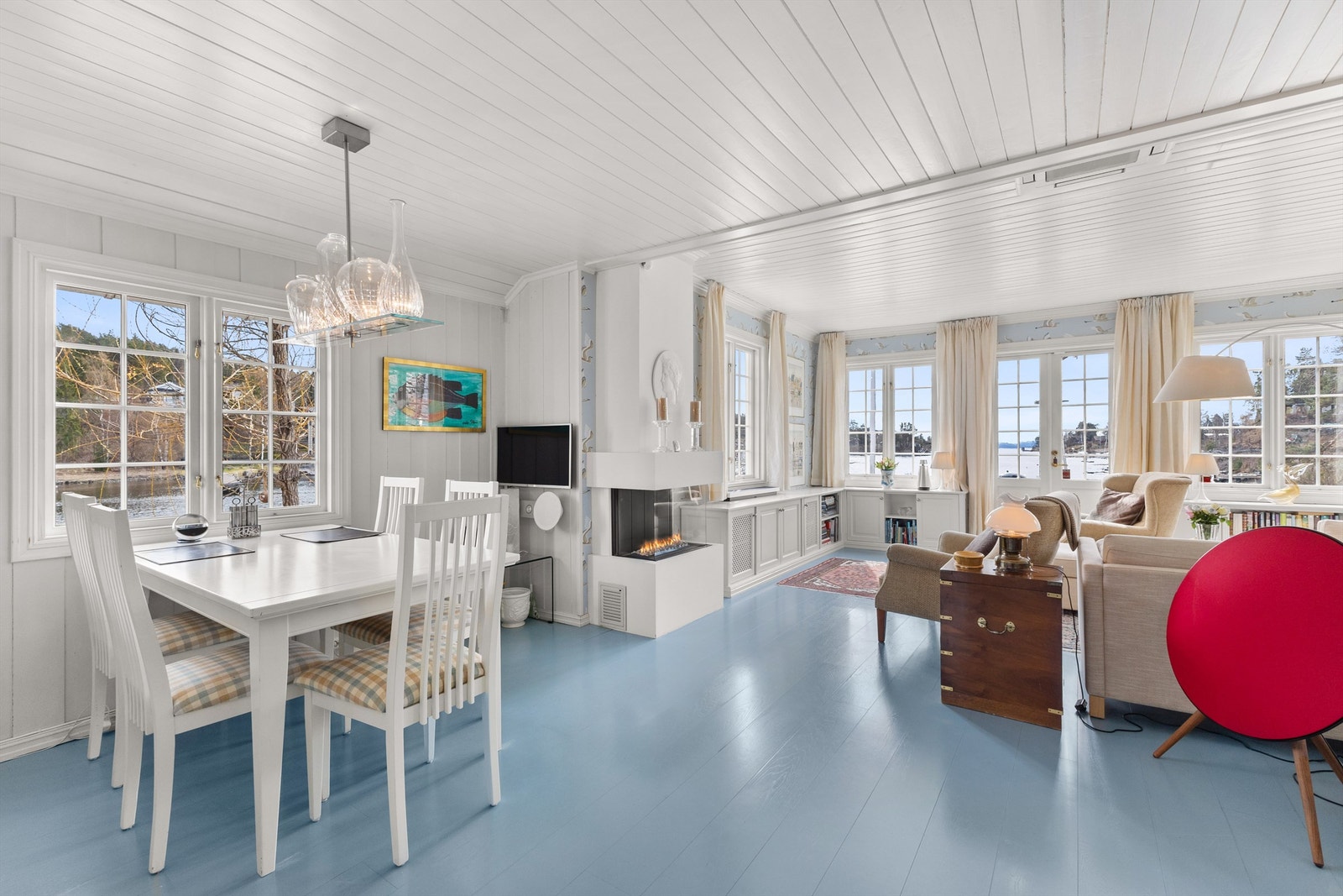 I spisestuen har du plass til spisebordet foran vinduet. Galleribilde
