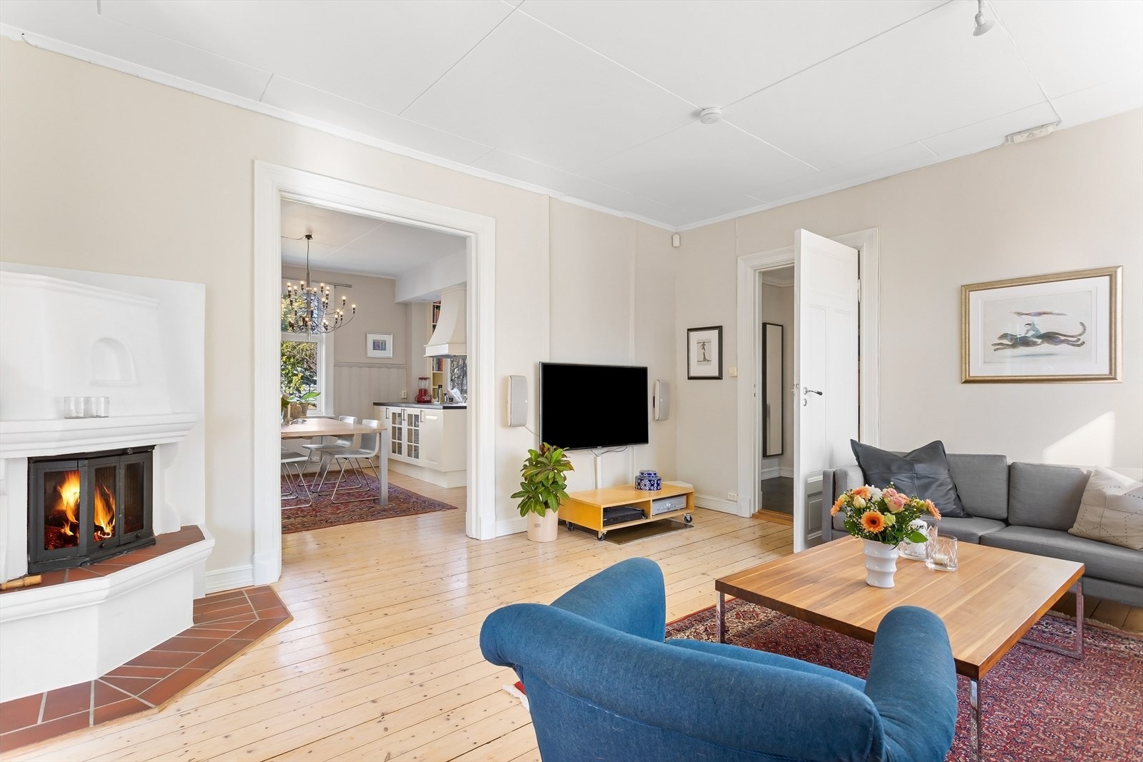 Peisen er plassert sentralt mellom stuene og spiseplassen Galleribilde