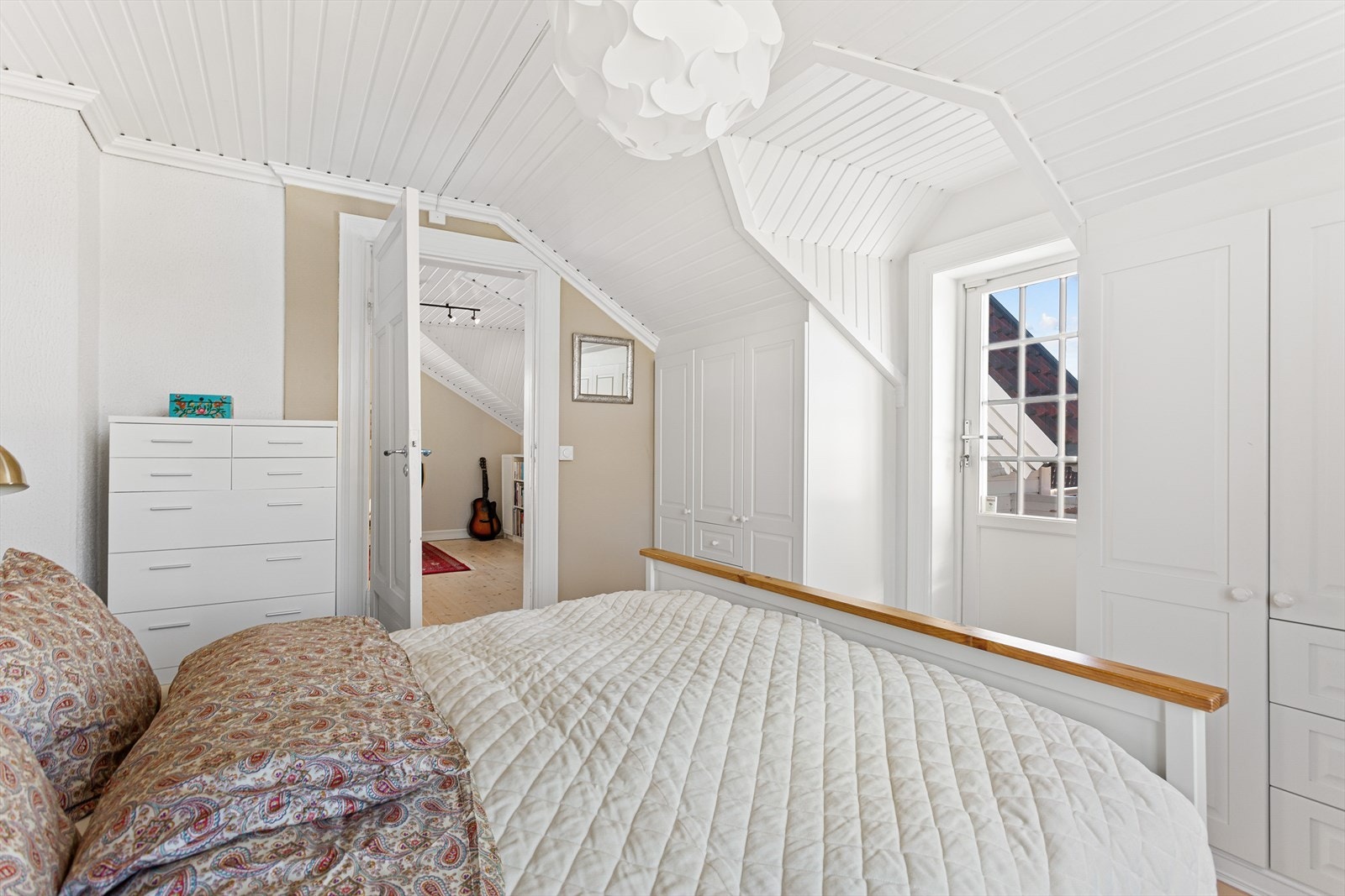 Soverommet har tilgang til terrasse og stue Galleribilde