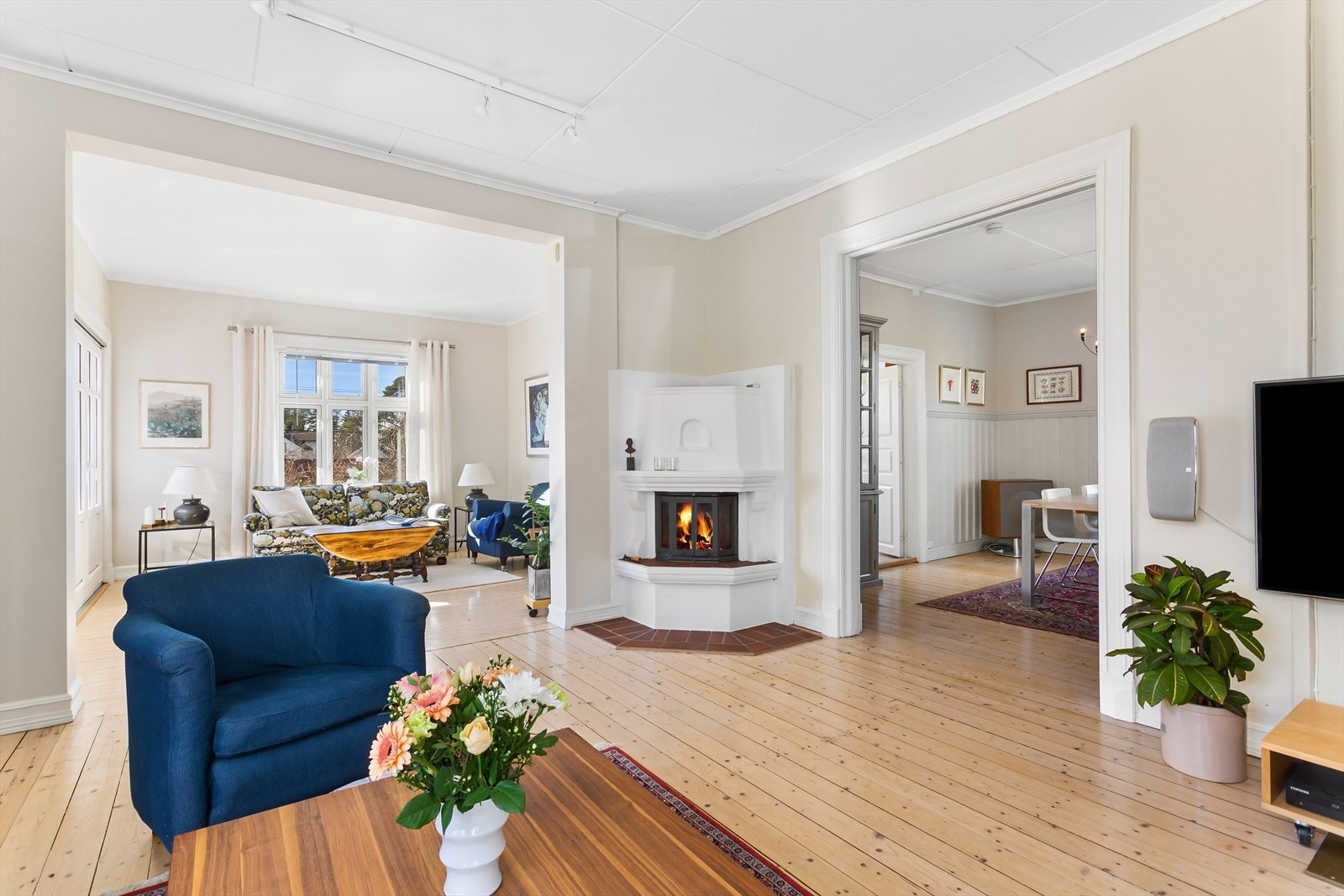 Det er flere peiser i boligen Galleribilde