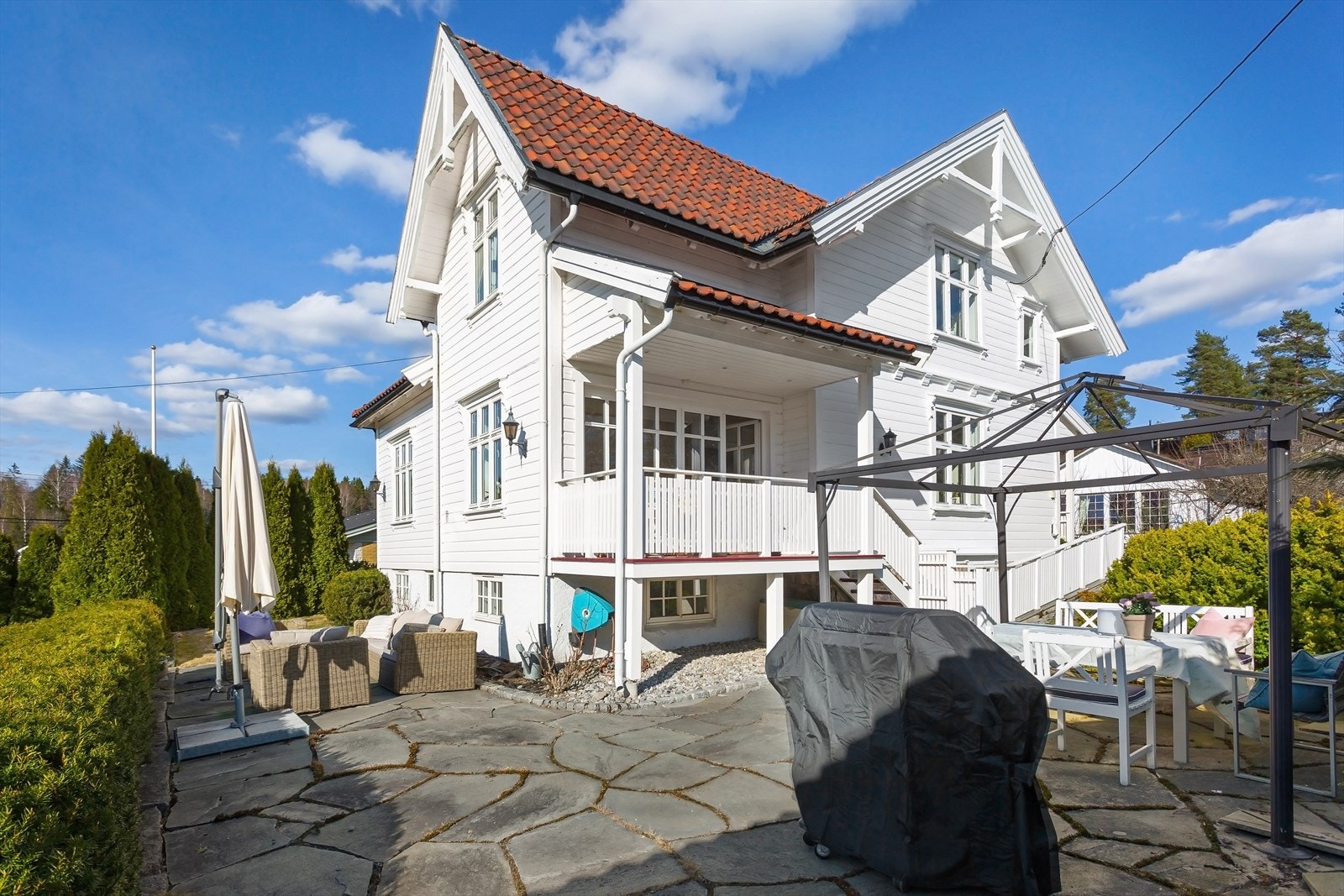 Stor hage med flere flotte uteplasser Galleribilde