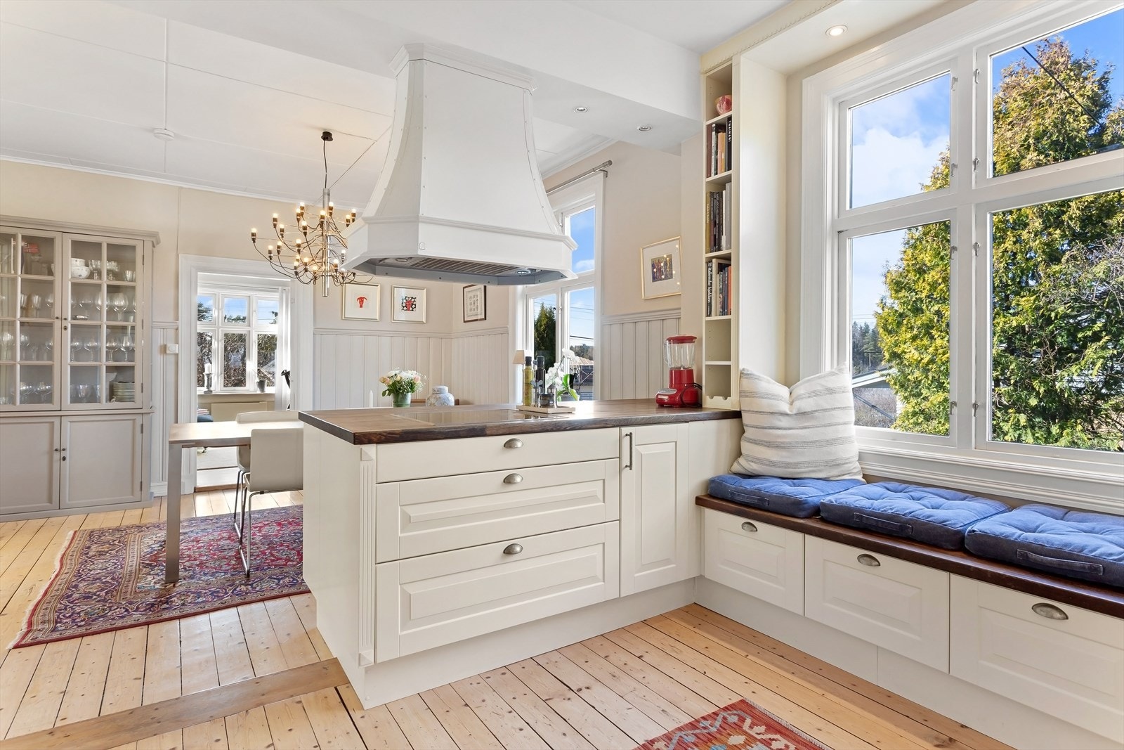 Det er åpent og lyst inn til spiseplassen og kjøkkenet Galleribilde