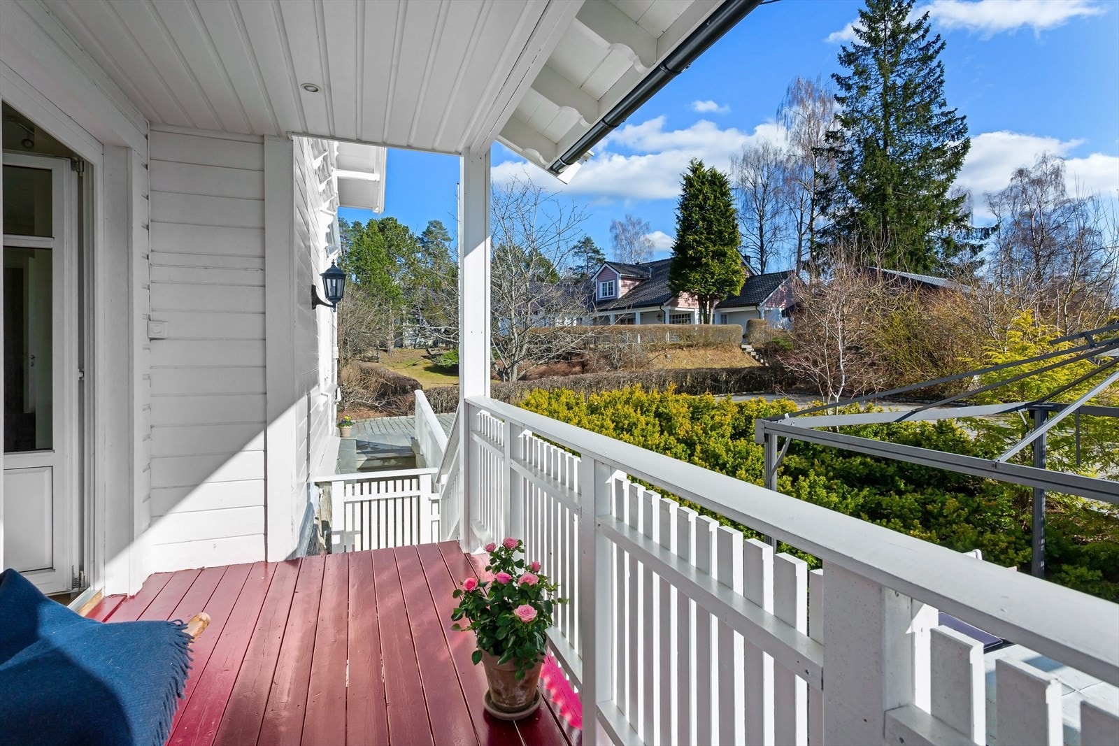 Trapp ned til hagen fra terrassen Galleribilde