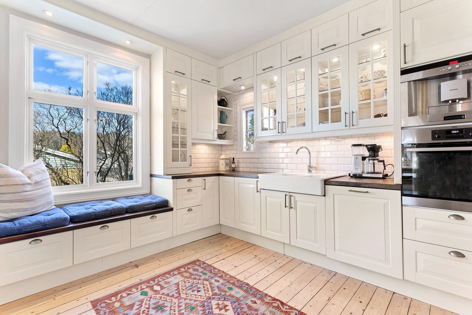 Flott kjøkken med godt med oppbevaring Galleribilde