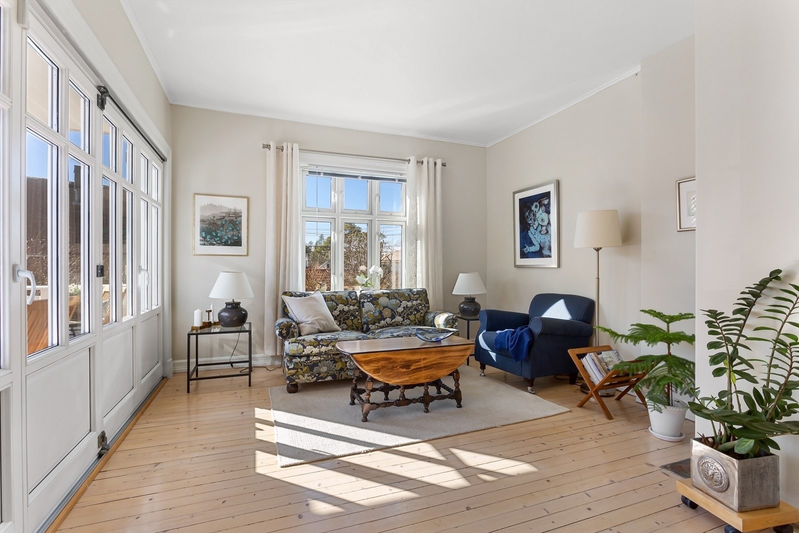 Legg merke til de store vindusoverflatene Galleribilde