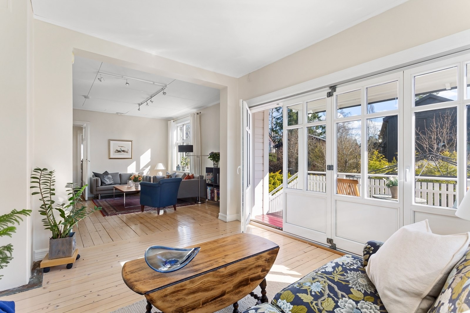 Store vinduer på skyvedørene som leder ut til terrassen. Galleribilde