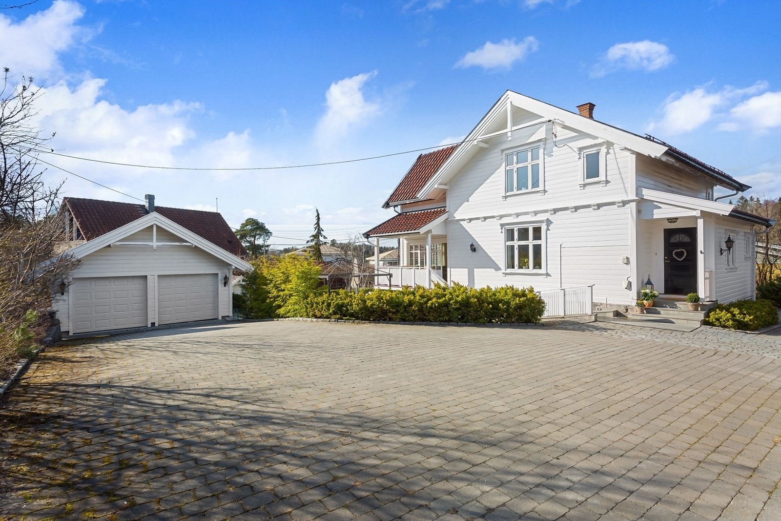 Stor gårdsplass og dobbel garasje Galleribilde