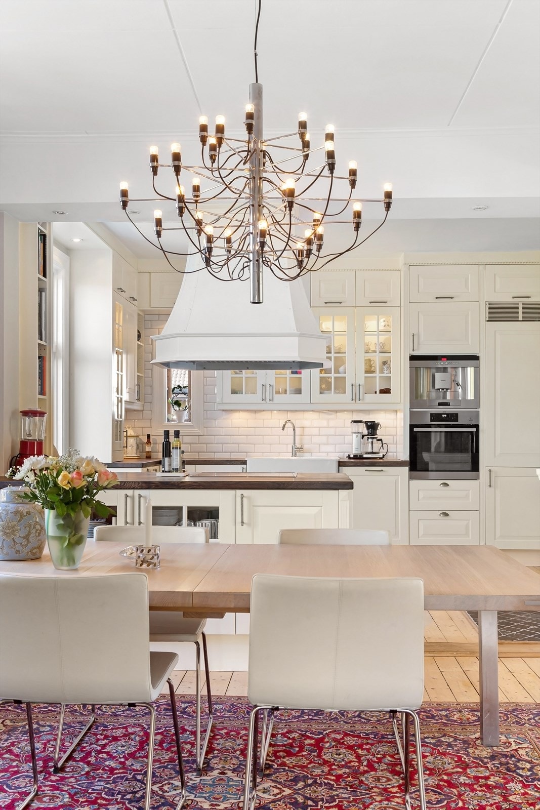 Åpen kjøkkenløsning med øy rett ved spiseplass Galleribilde