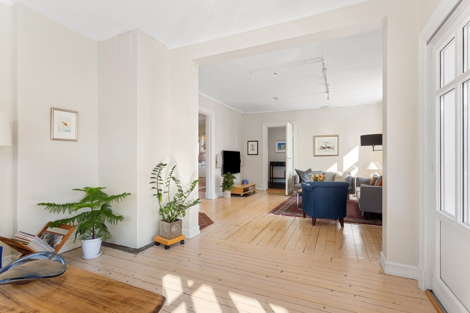 Åpent mellom stuene i 1.etasje Galleribilde