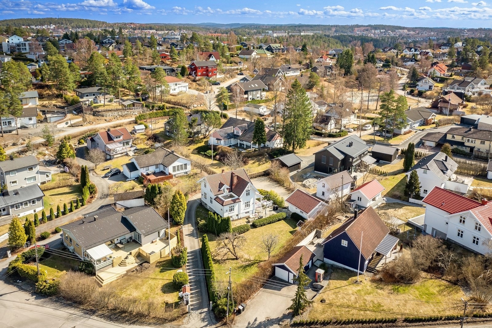 Boligen ligger meget flott til med gode solforhold og marka som nabo Galleribilde