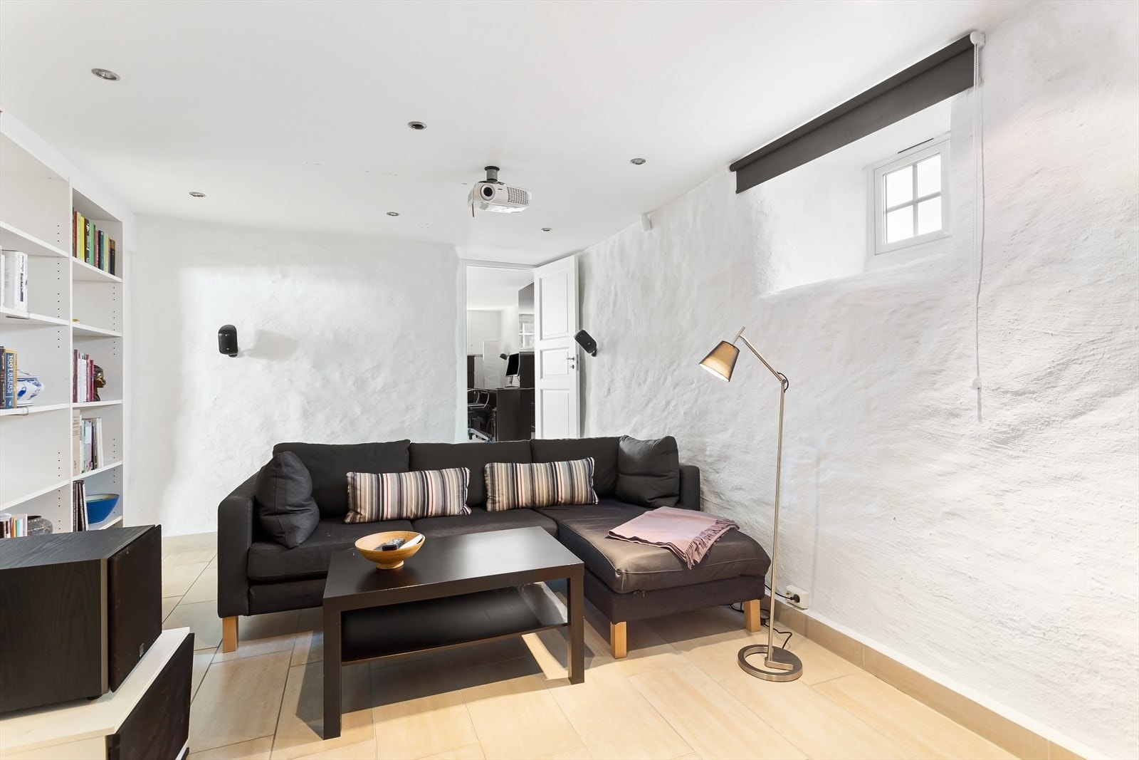 Media rommet er rett utenfor soverommet i underetasjen Galleribilde