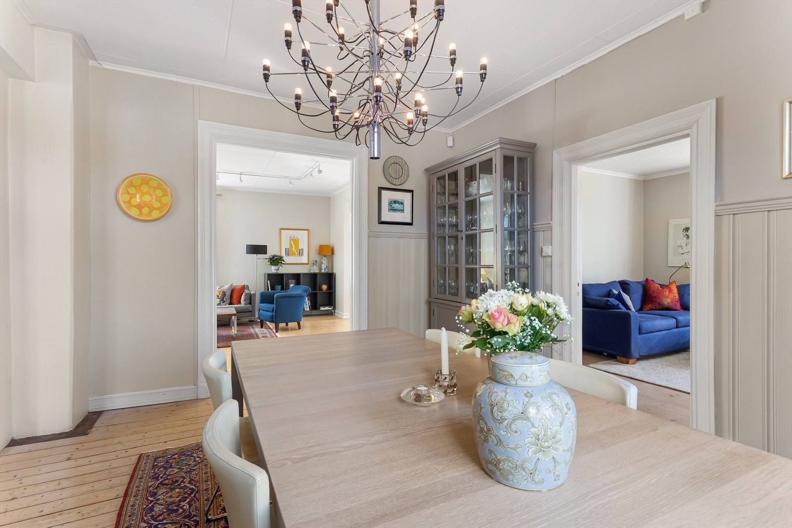 Spiseplassen er sentralt i førsteetasjen rett ved stue og gang Galleribilde