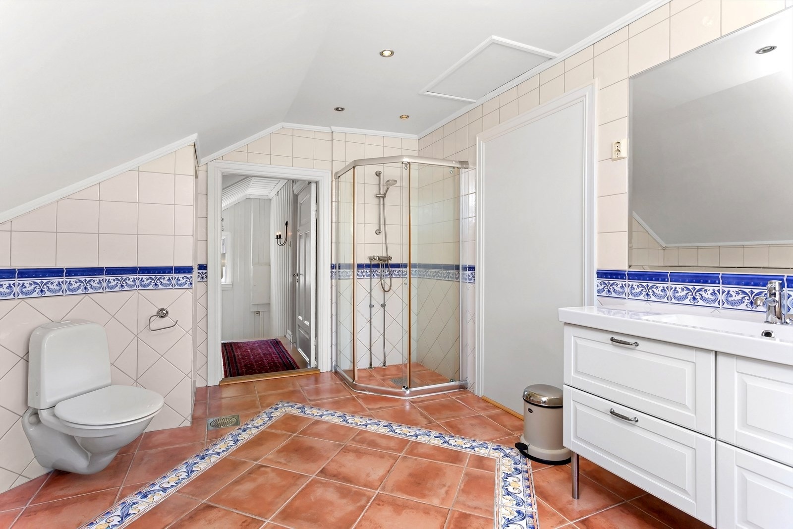 Badet har vask, toalett og dusj. Galleribilde