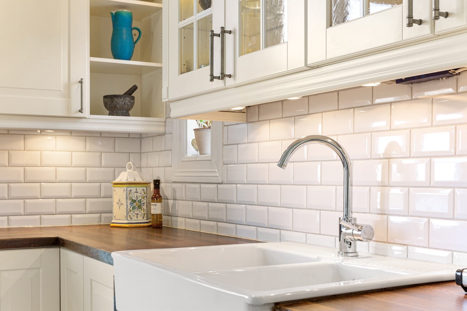 Stor dobbel vask og fliser mellom overskap og benkeplate Galleribilde