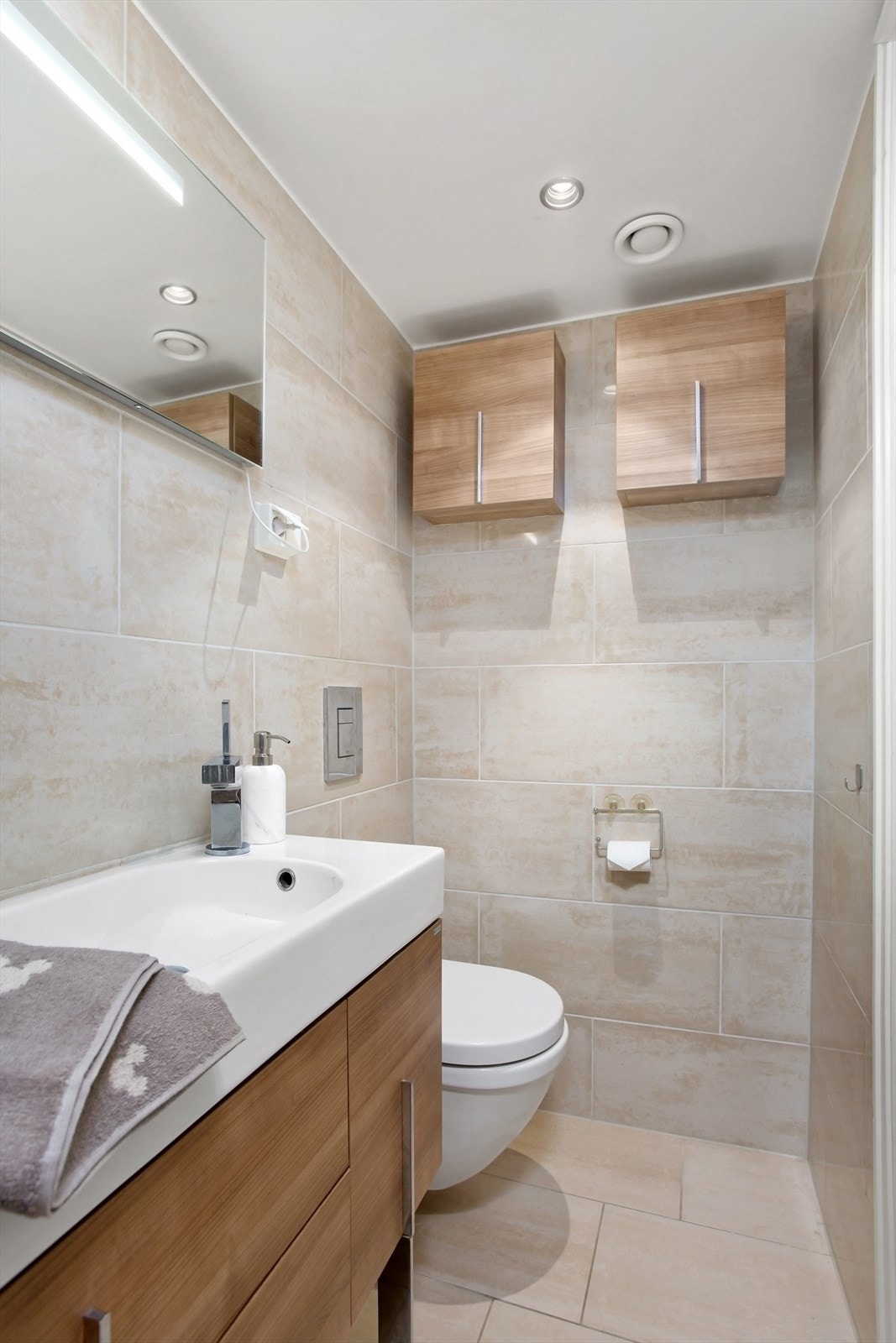 Bad i underetasje med sevant, vegghengt toalett og dusj Galleribilde