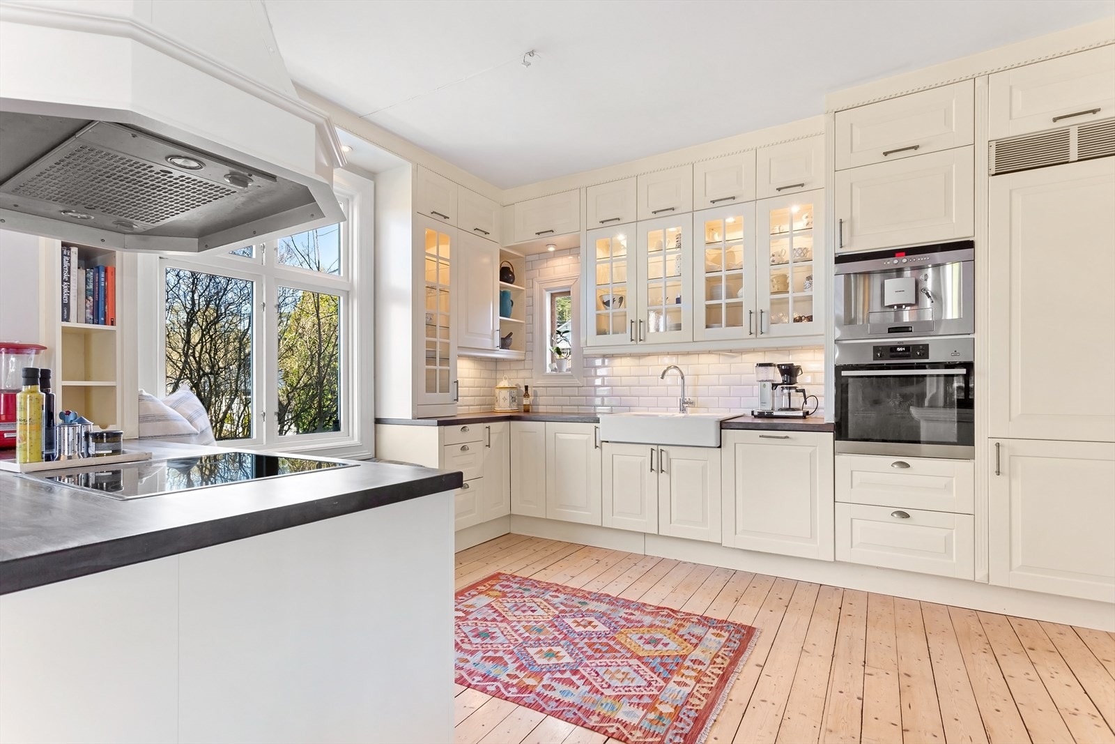 Kjøkkenet har varmeplate, stekeovn, vask, kjøleskap, fryser og skap Galleribilde