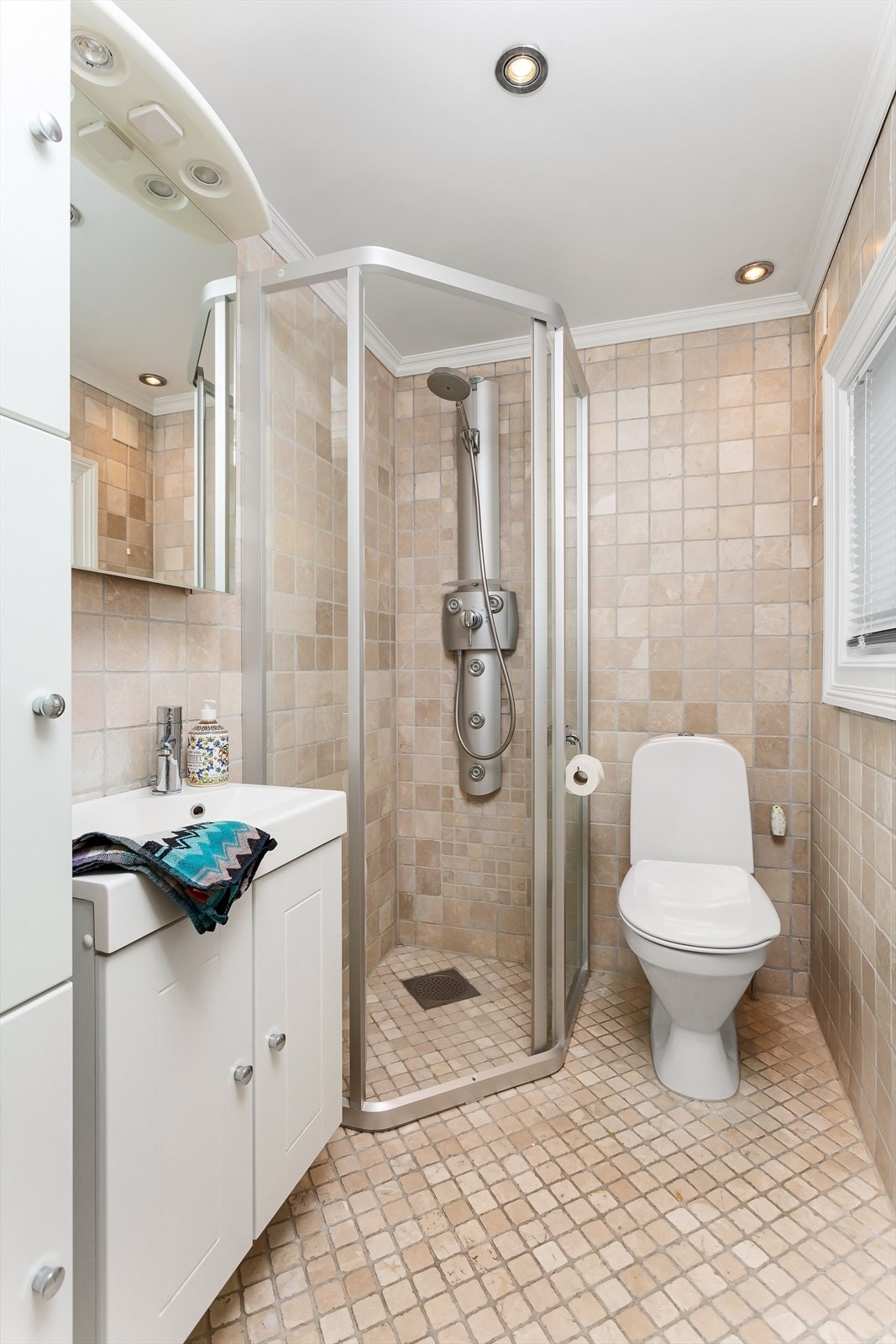 Bad i 1.etasje med servant, toalett, dusj og skapplass Galleribilde