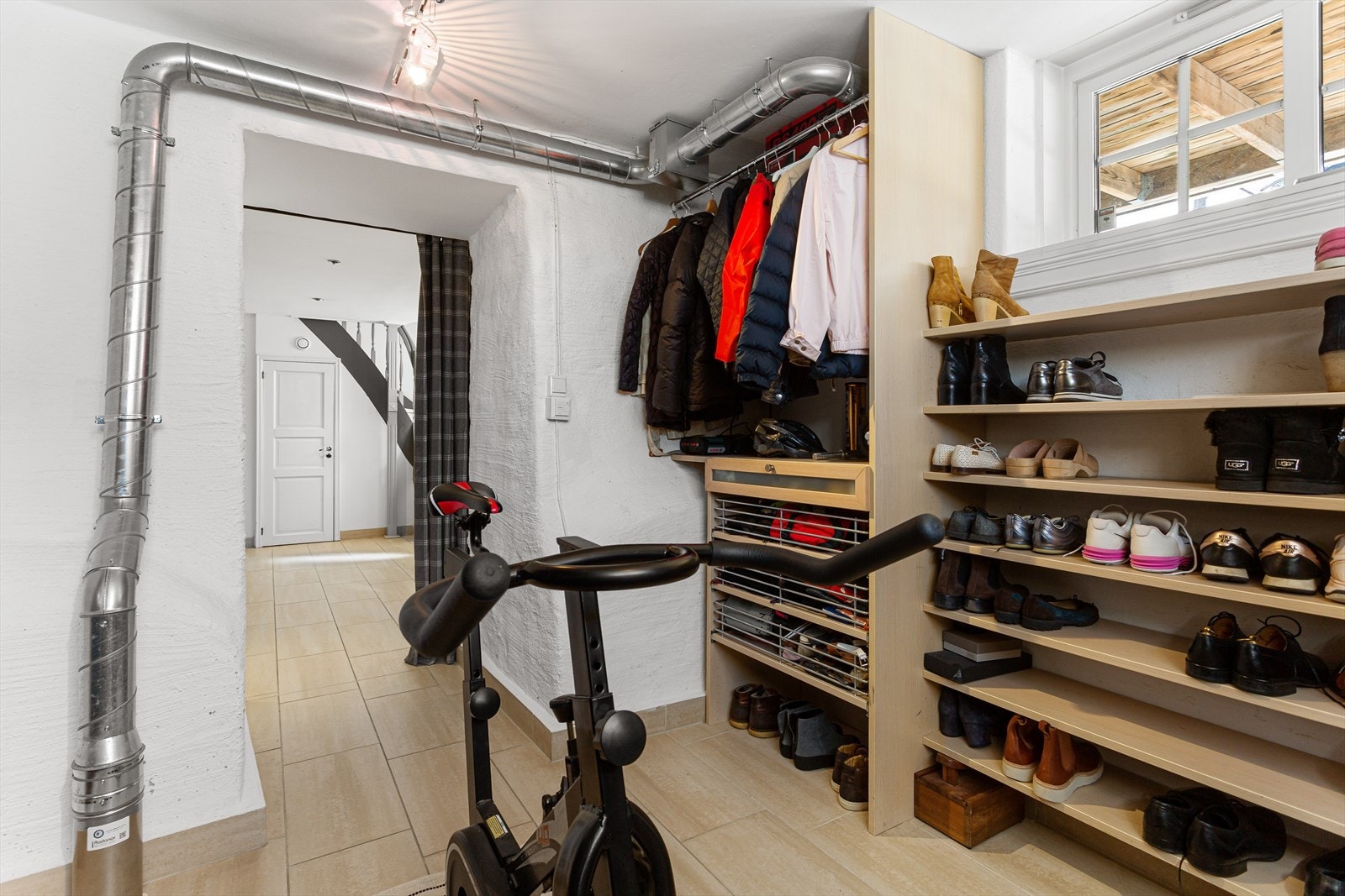 Garderobe med god lagringsplass Galleribilde