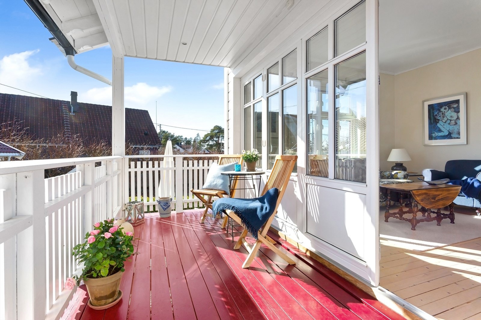Terrasse i 1.etasje med skyvedører og store vinduer Galleribilde