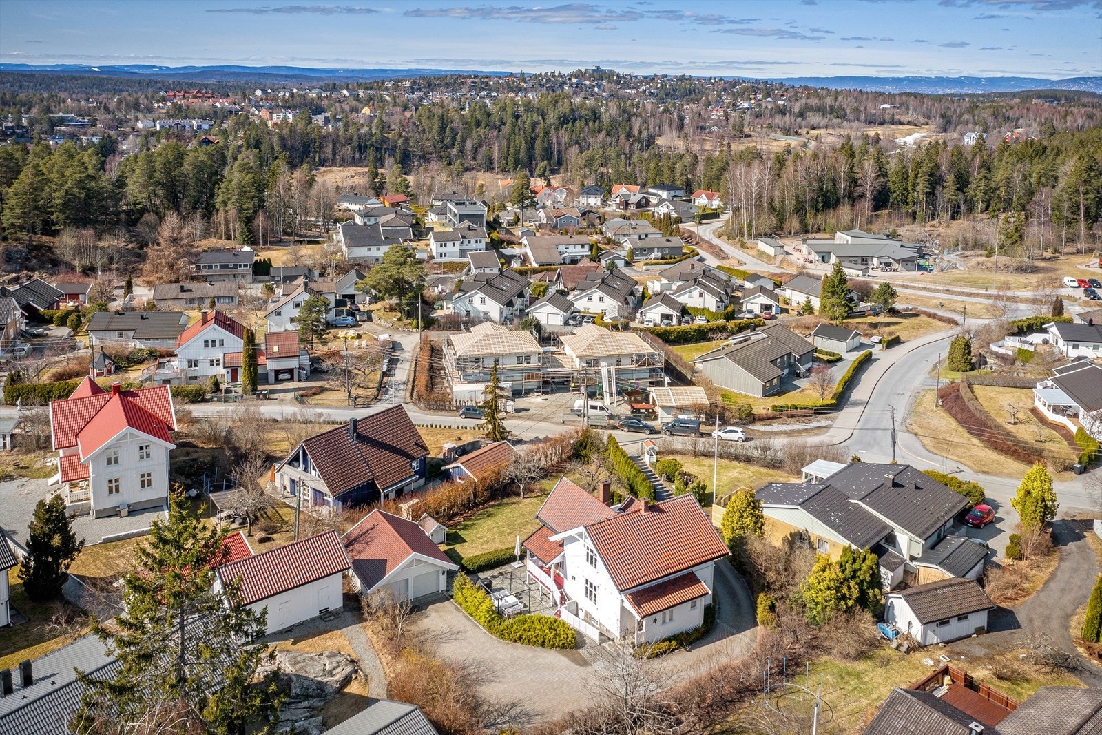 Eiendommen med barnehage og golfbane i bakgrunn Galleribilde