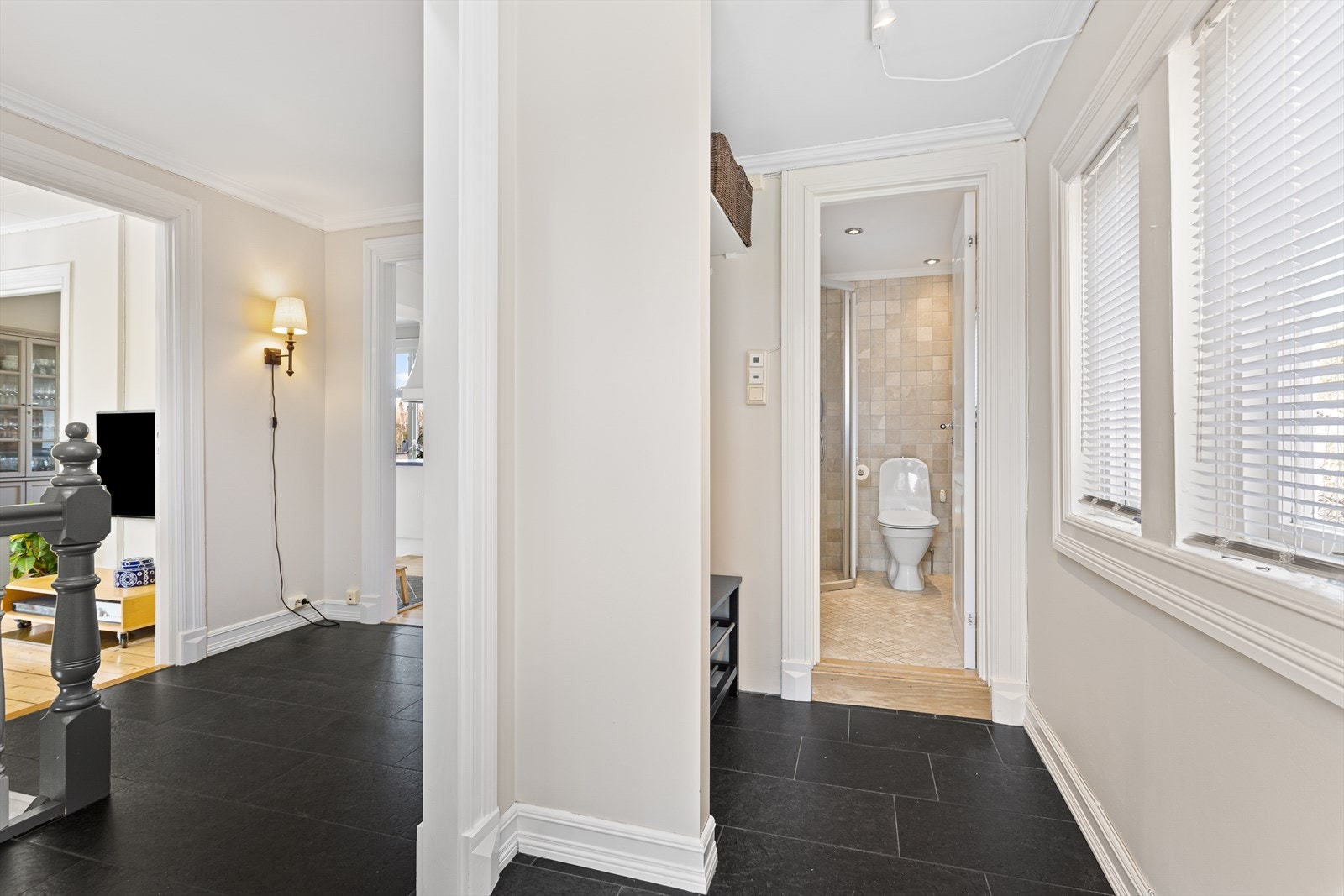 Entré / gang og baderom i 1.etasje Galleribilde