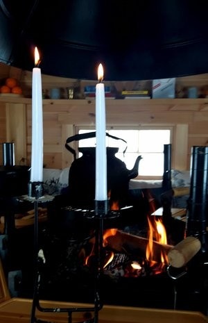 Fint å samles rundt ildstedet i grillhytta Galleribilde