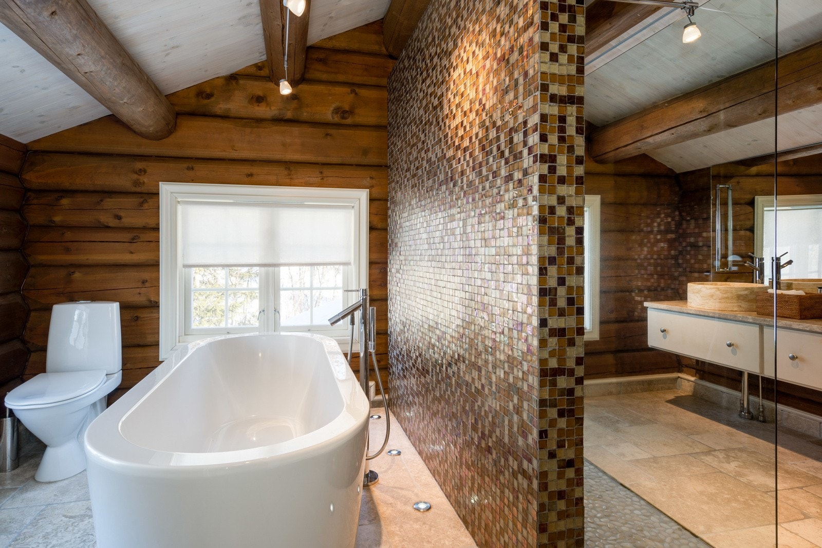 Badet i 2. etasje er svært delikat med lekre fliser, badekar, regnfallsdusj med mer. Galleribilde