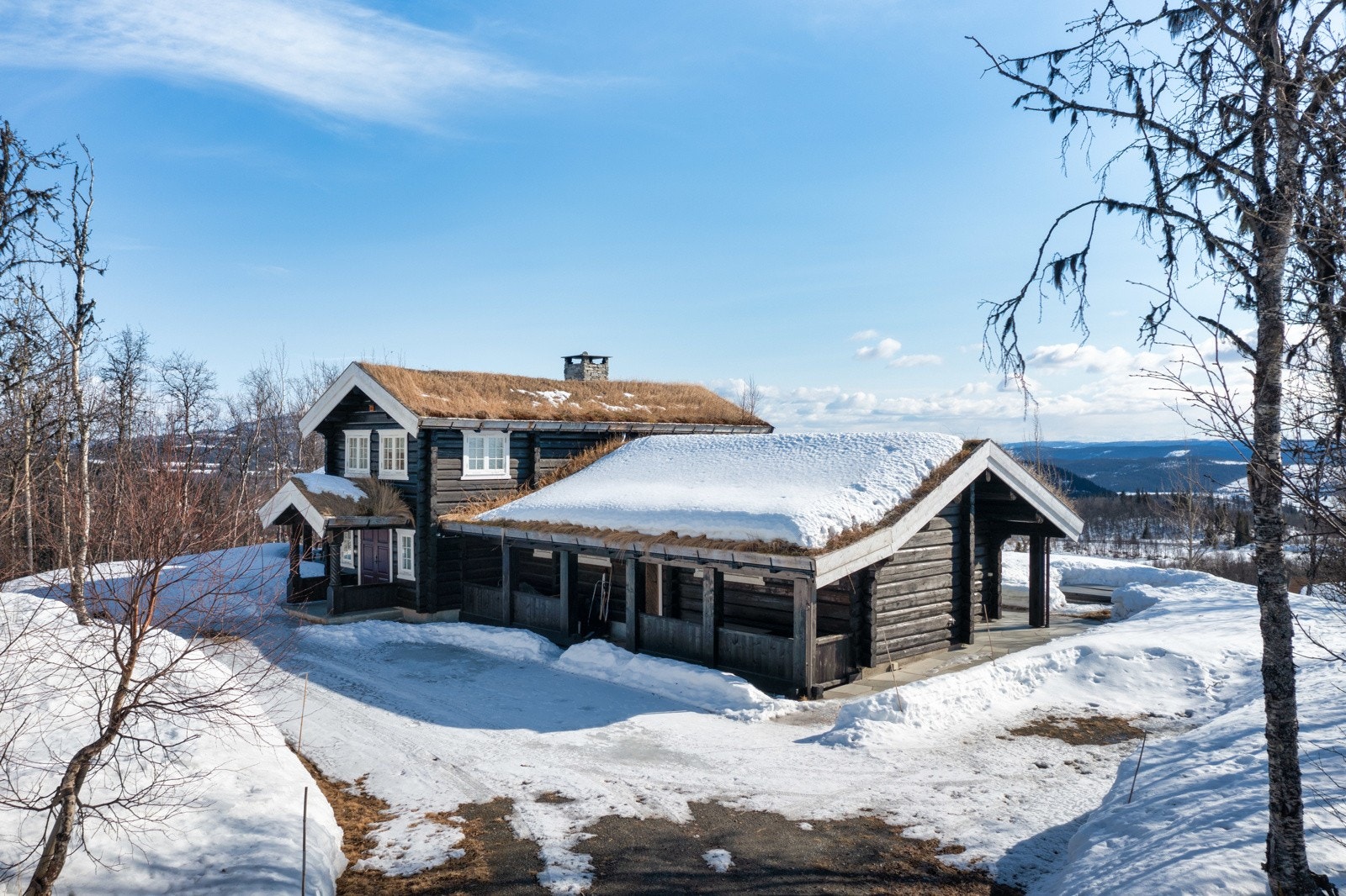 Eiendommen har en sentrumsnær og meget attraktiv beliggenhet på Beitostølen, ca. 900 moh. Eiendommen ligger sydvestvendt med svært gode solforhold. Galleribilde