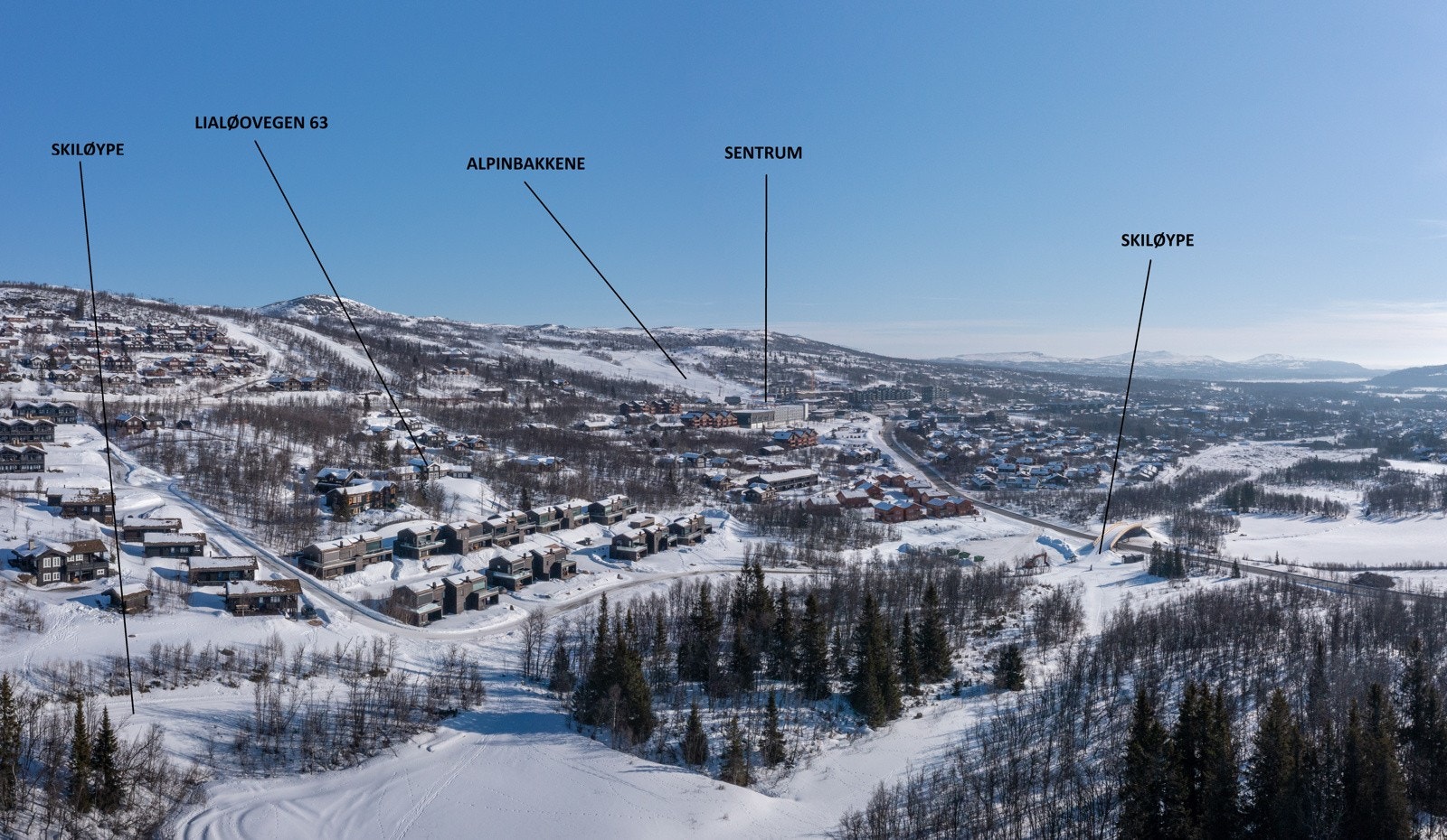 Fra eiendommen har du nærmest ubegrensede muligheter hva gjelder skiopplevelser med preparerte skiløyper rett nedenfor eiendommen. Galleribilde