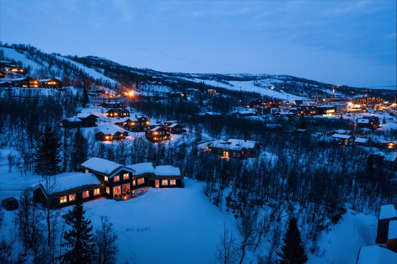 Til høyre i bilde ser man sentrum av Beitostølen med alpinbakkene, restauranter, dagligvarebutikker, sportsbutikker med mer. Galleribilde
