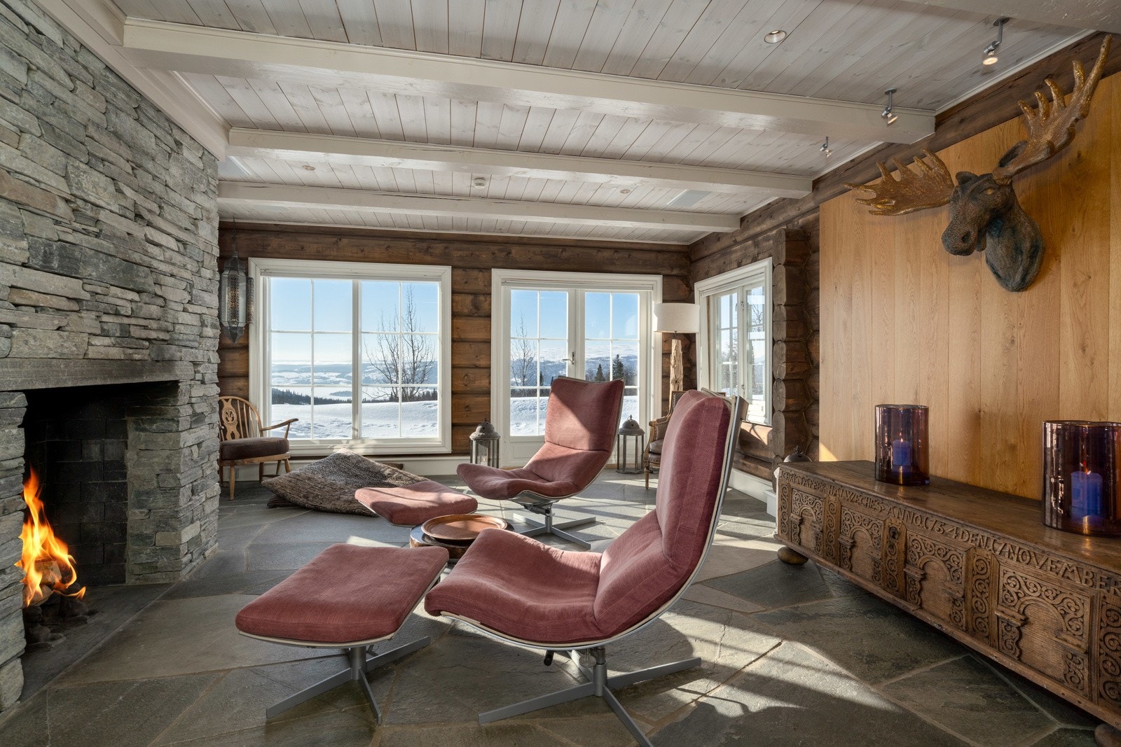 Videre inn møter man en romslig lounge med flott åpen peis kledd med vakker skiferstein. Galleribilde