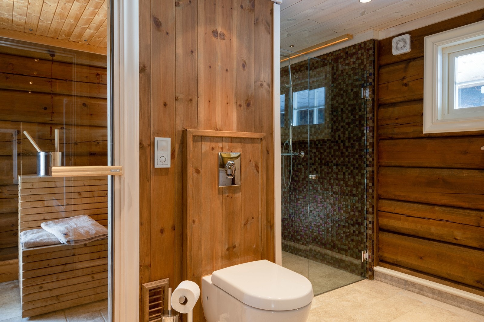 Badet i 1. etasje har bl.a. dusjnisje, vegghengt toalett, baderomsinnredning og adkomst til badstue. Galleribilde