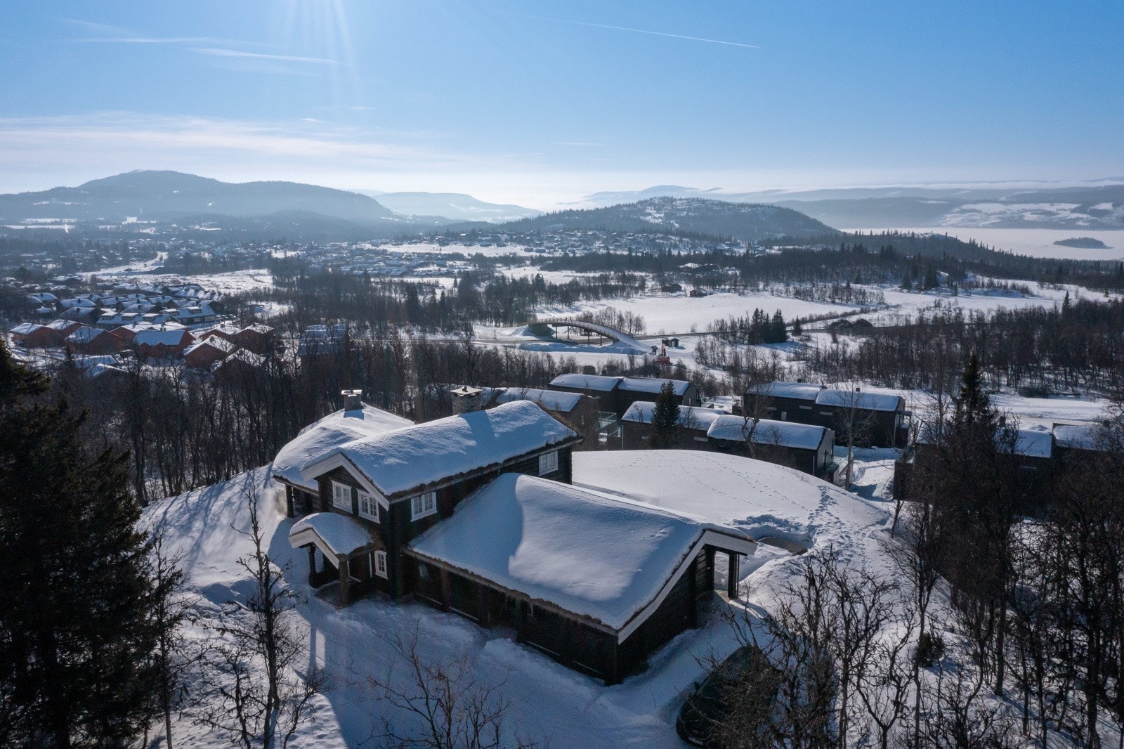 Eiendommen har en tomt på hele 4182m² og ligger kun ca 10 minutter i gangavstand fra Beitostølen sentrum med alpinbakker, restauranter, butikker med mer. Galleribilde
