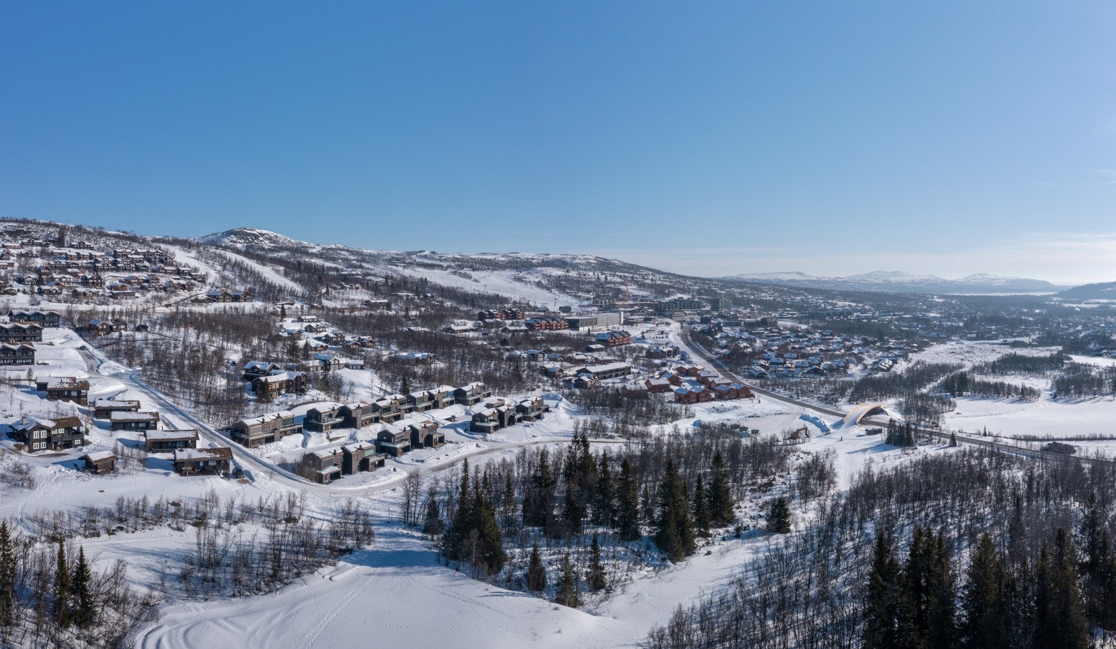 Fra eiendommen har du nærmest ubegrensede muligheter hva gjelder skiopplevelser med preparerte skiløyper nesten rett nedenfor eiendommen. Galleribilde