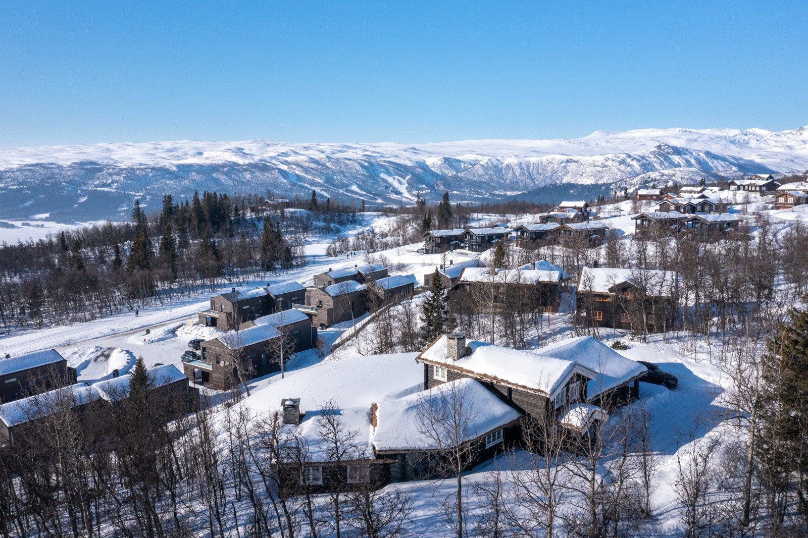 Eiendommen ligger høyt i terrenget som byr på fantastisk utsikt mot fjellene og svært gode solforhold. Galleribilde