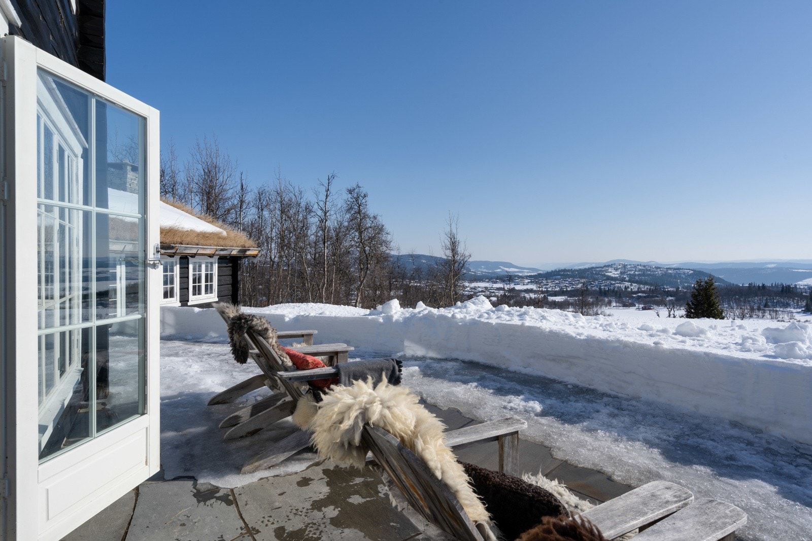 Her sitter man høyt og fritt med fantastisk utsikt mot fjellene og nærområdet, men samtidig lunt og skjermet. Galleribilde