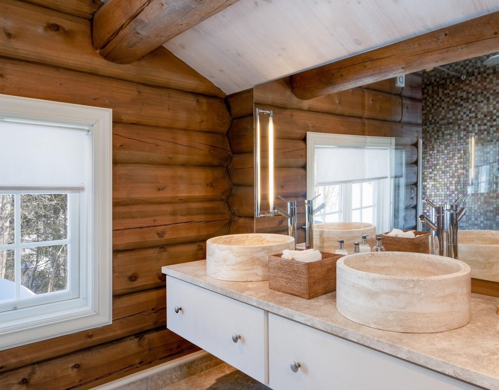 Badet har også en flott baderomsinnredning med steinbenkeplate og to servanter fra Lenngren Naturstein. Galleribilde